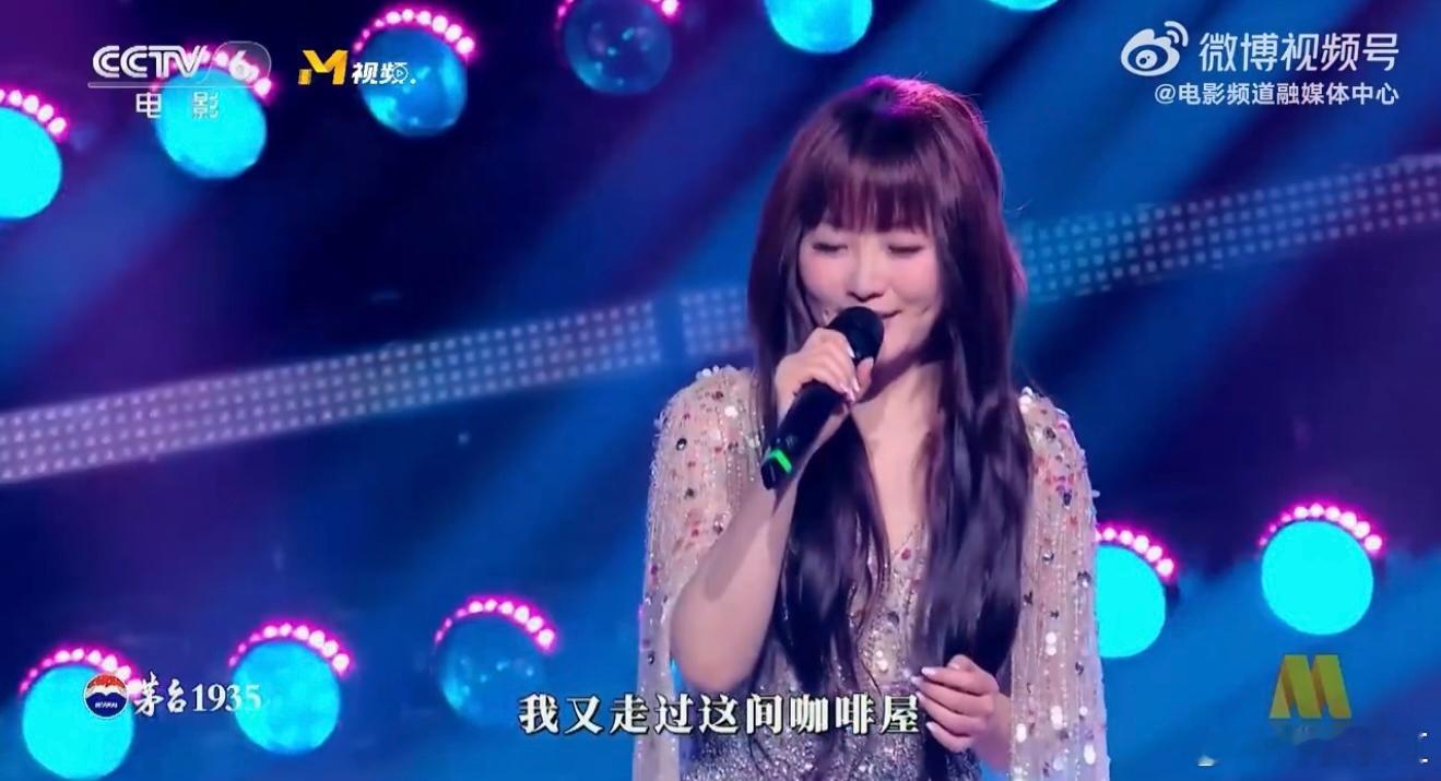 金海心太好听了 这是什么神仙嗓音保养术！金海心的音色依旧清亮动人，将《走过咖啡屋