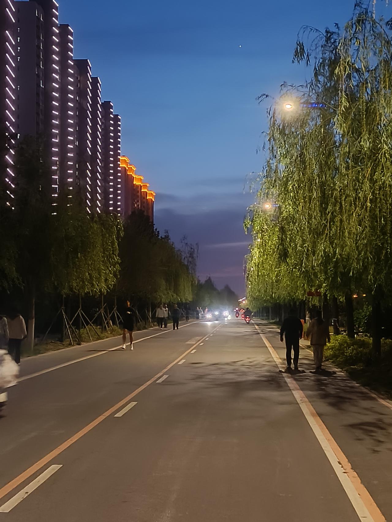 晚八点的保定北堤路，蛙声一片，太惬意了！

夜幕降临，弯月如勾，星星相伴，不少人