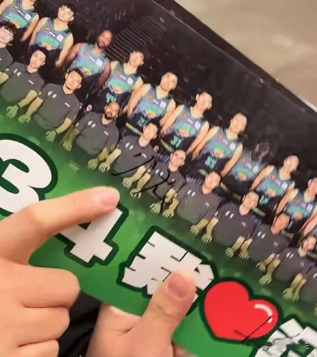 威尔斯给球迷签名写的：小龙[求抱抱]