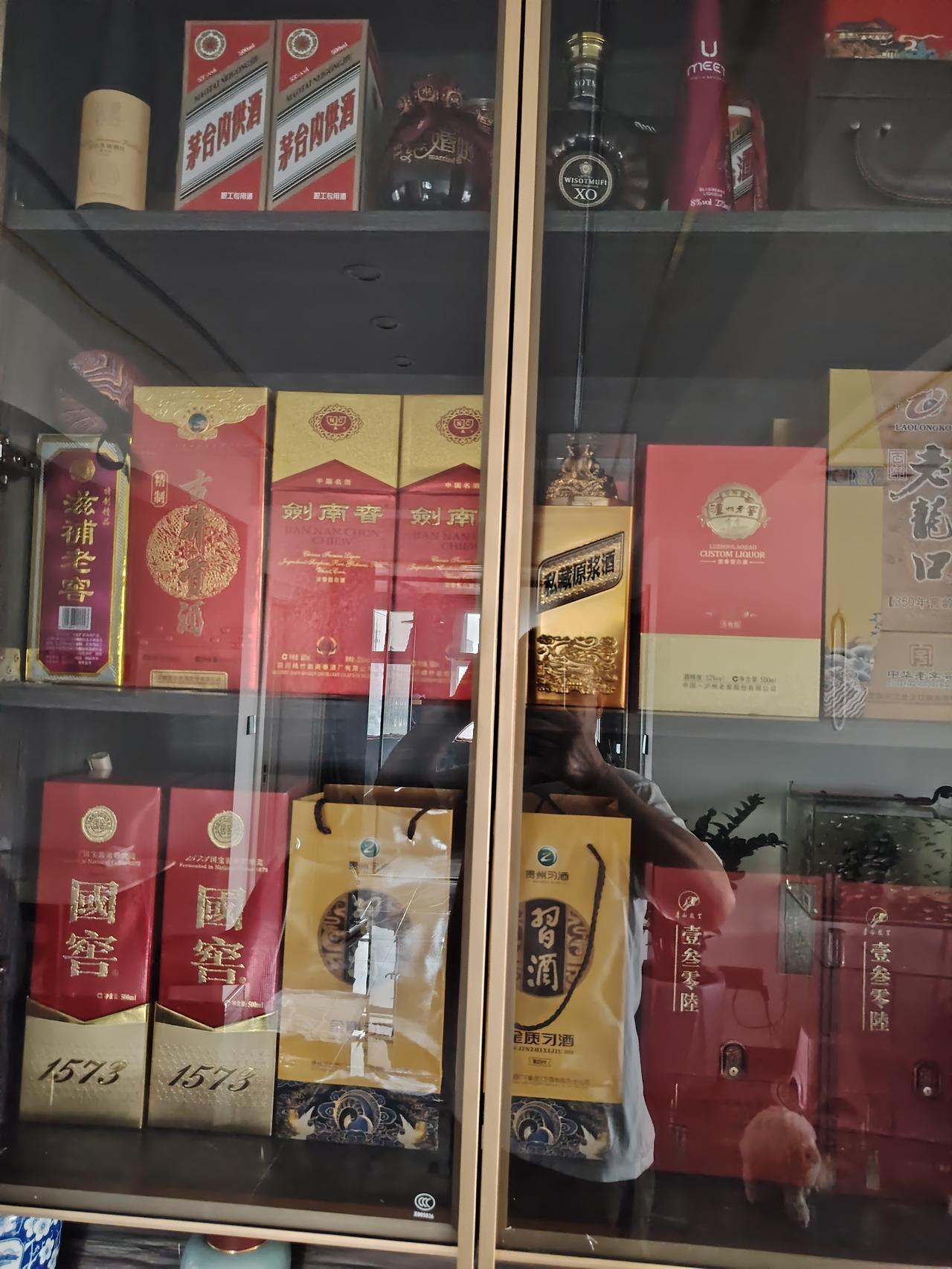 不喝酒却特别喜欢收藏，这都是自己收集的小酒柜，喜欢吗？