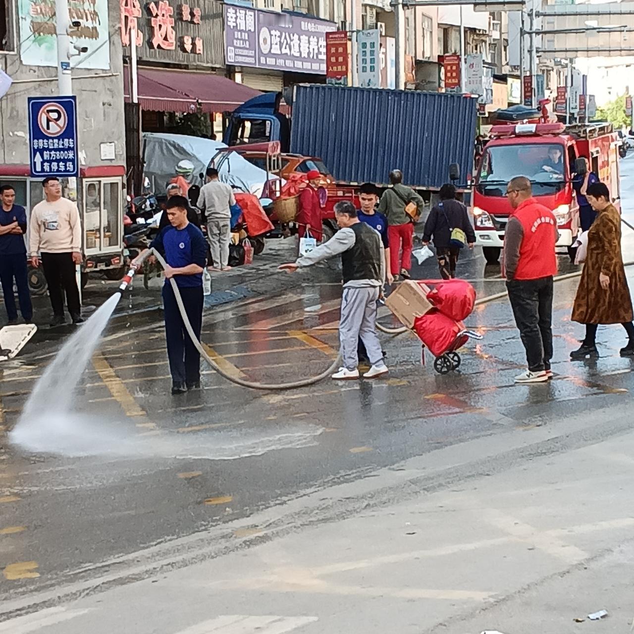 巴马坡月清水泼街
小小乡村如此大气

今天下午2点左右在坡月街看到了洒水车和几位