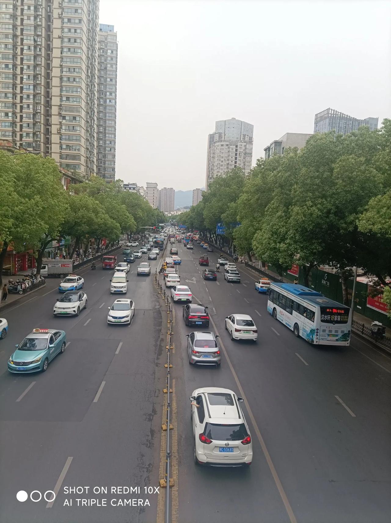 赏图猜城一一
(图文原创现照)
城市不大、山水有名；
人口不多、繁华有名；
工业