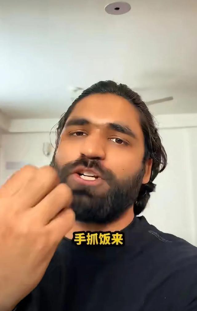 印度博主：我想听听中国人对我们用手抓饭吃的看法。

近几年，印度不断加大对外宣传