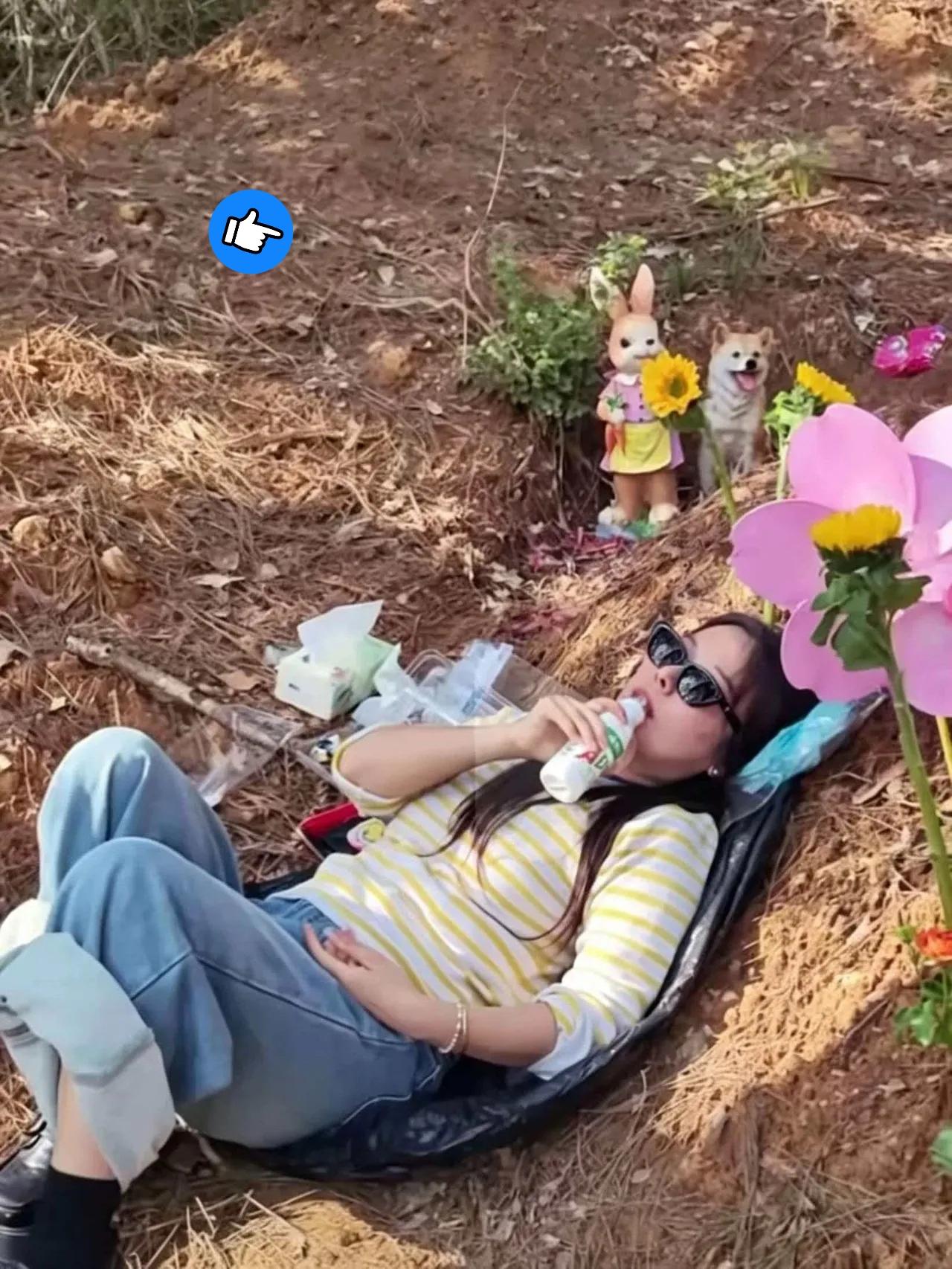 清明这一幕，看得人瞬间破防。一位50多岁的母亲，独自开车5小时奔袭300公里，只