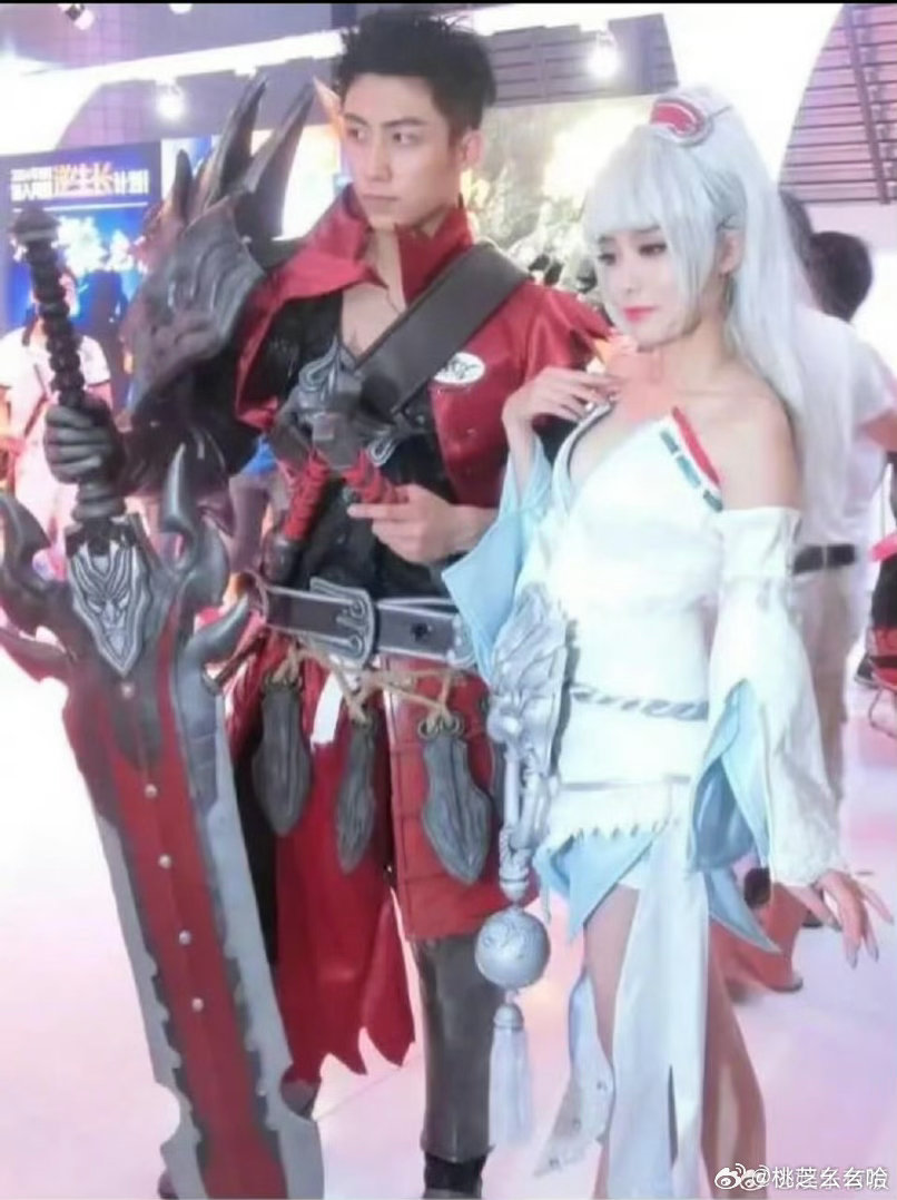 黄景瑜coser时期旧照有网友分享黄景瑜早期当Coser的照片，盔甲配大刀的造型