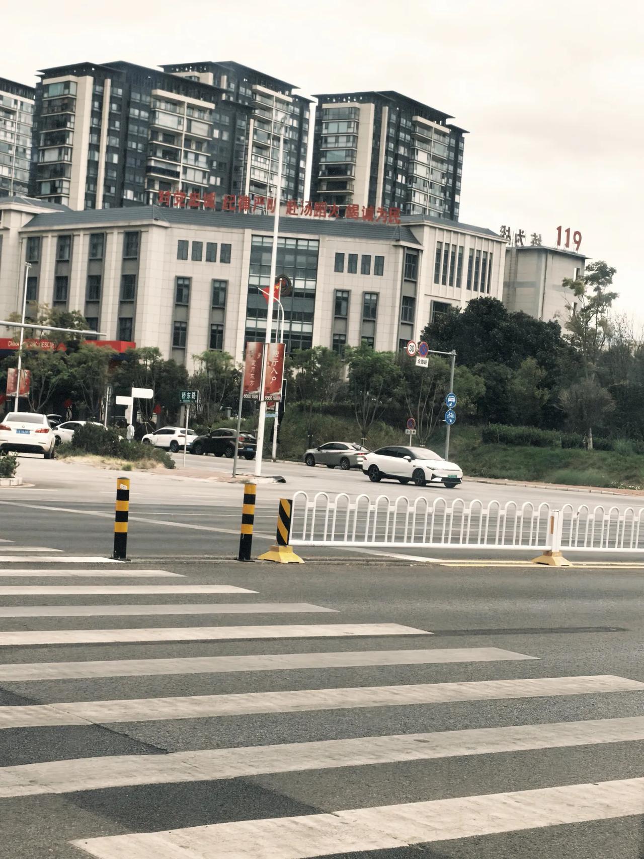 万科五百里与福保地铁站口的这个地方打通了一个人行横道，以前我们万科五百里的人们要