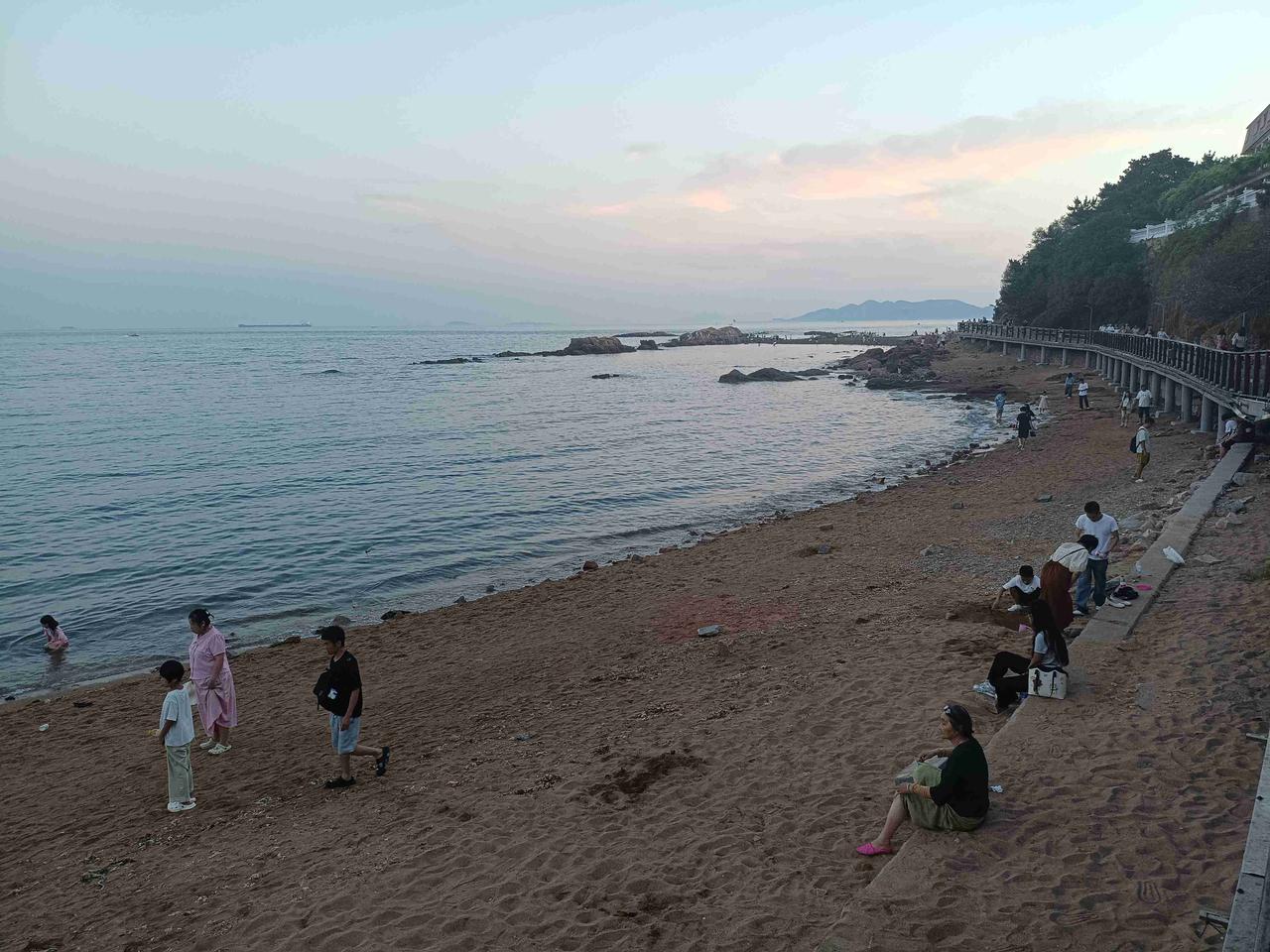 青岛的夏天就是主打“火热”二个字，火热的天气、火热的游客。

青岛人应该都开启了
