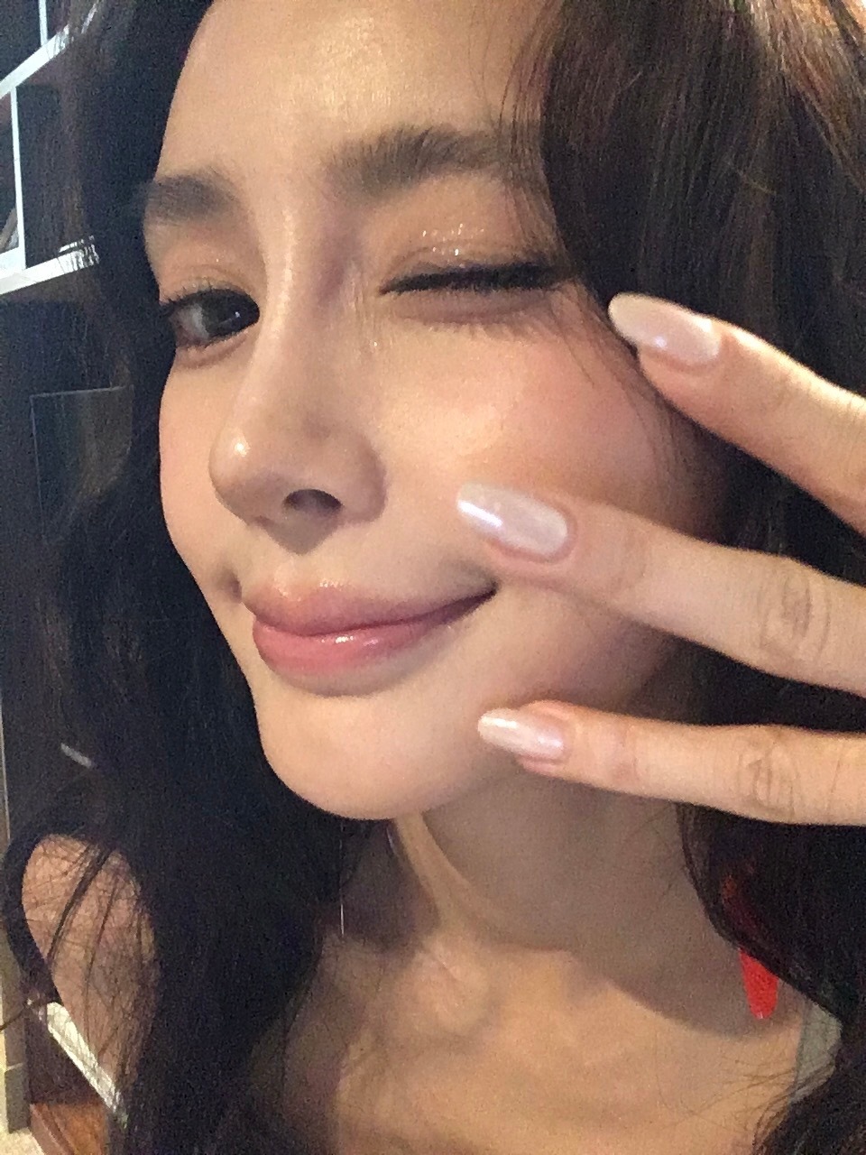 Angelababy米兰时装周状态多组G社与媒体怼脸生图显示，面部线条紧致、妆容