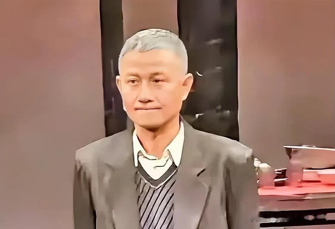 41岁文章怎么老成这样，头发花白皮肤松弛皱纹多多，他说是演话剧染了白发化了老人妆