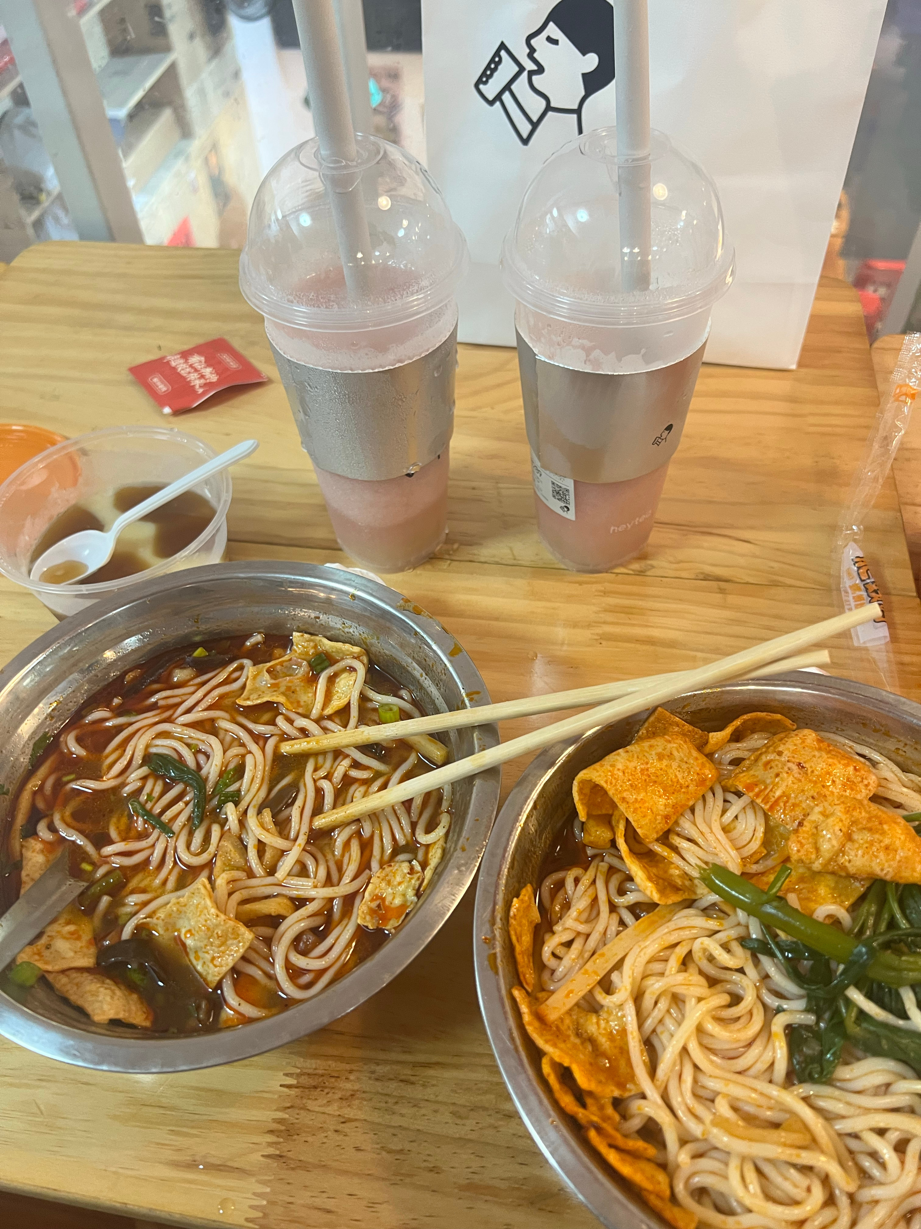 全世界最爱吃螺蛳粉的两个人。 ​​​