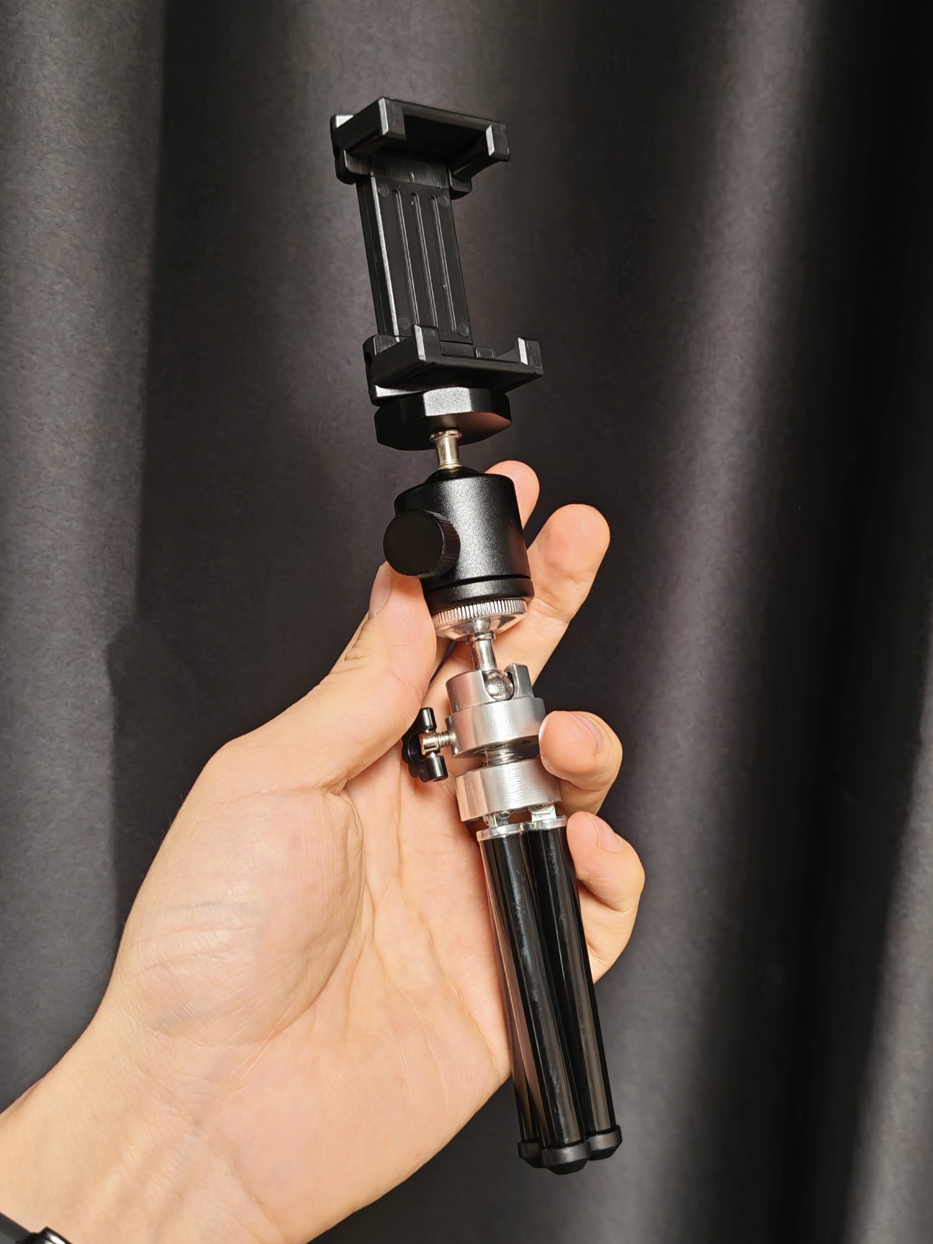 收到iQOO15 Ultra的邀请函，补光灯、麦克风、三脚架，妥妥的直播三件套，