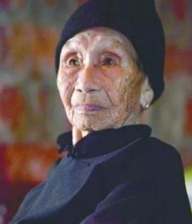 1941年，14岁的黄有良被10多个鬼子扒光衣服乱摸。她拼命反抗，惹得鬼子大怒，