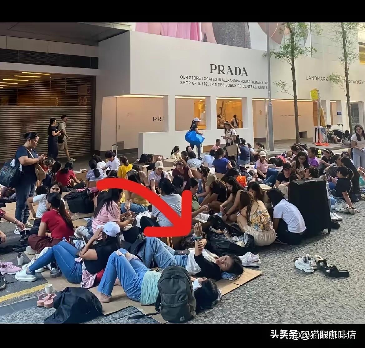 六千多块港币在香港就能请一个住家菲佣了，洗衣做饭带孩子看老人，这些活儿全包圆了。