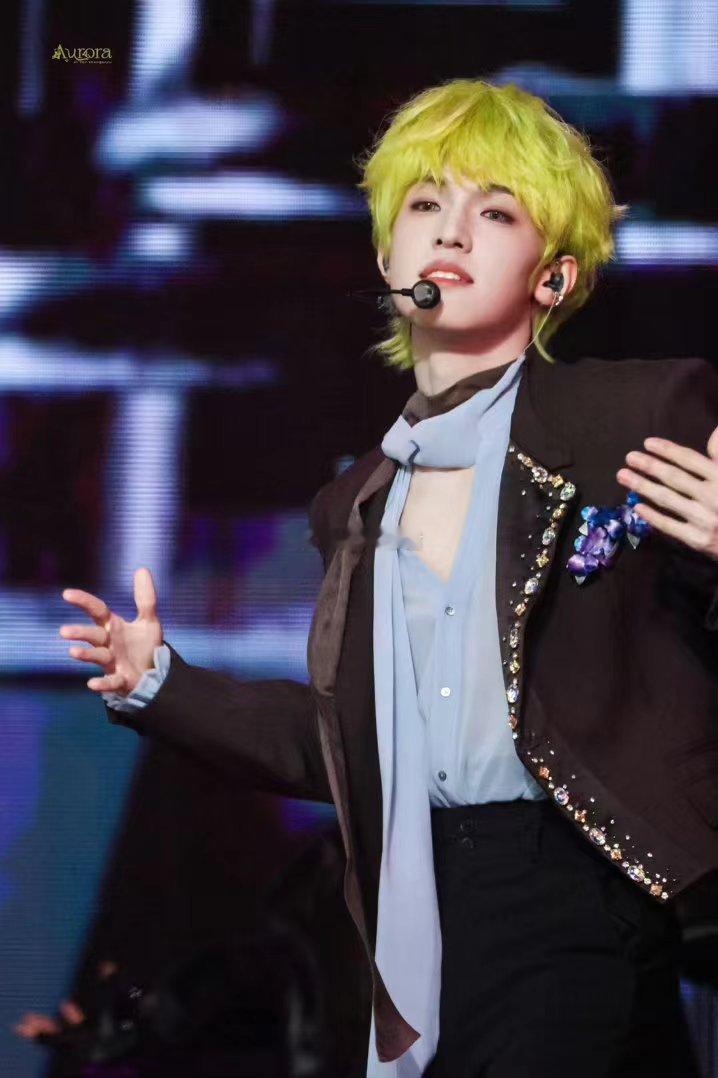 张泽禹荧光绿发色张泽禹绿发 荧光绿发色放在别人身上可能会太夸张，但张泽禹用舞台表