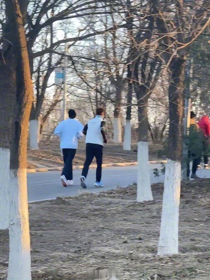 偶遇王俊凯公园锻炼 有网友在公园偶遇跑步锻炼，默默记录没有上前打扰～是自律的小凯