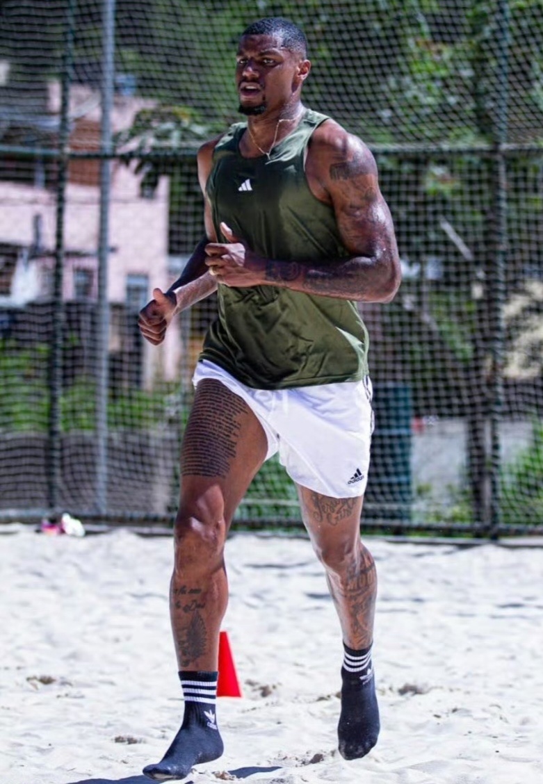 这才是真正的黑又硬，深圳新鹏城外援韦斯利、上海申花队外援盖伊。中超联赛