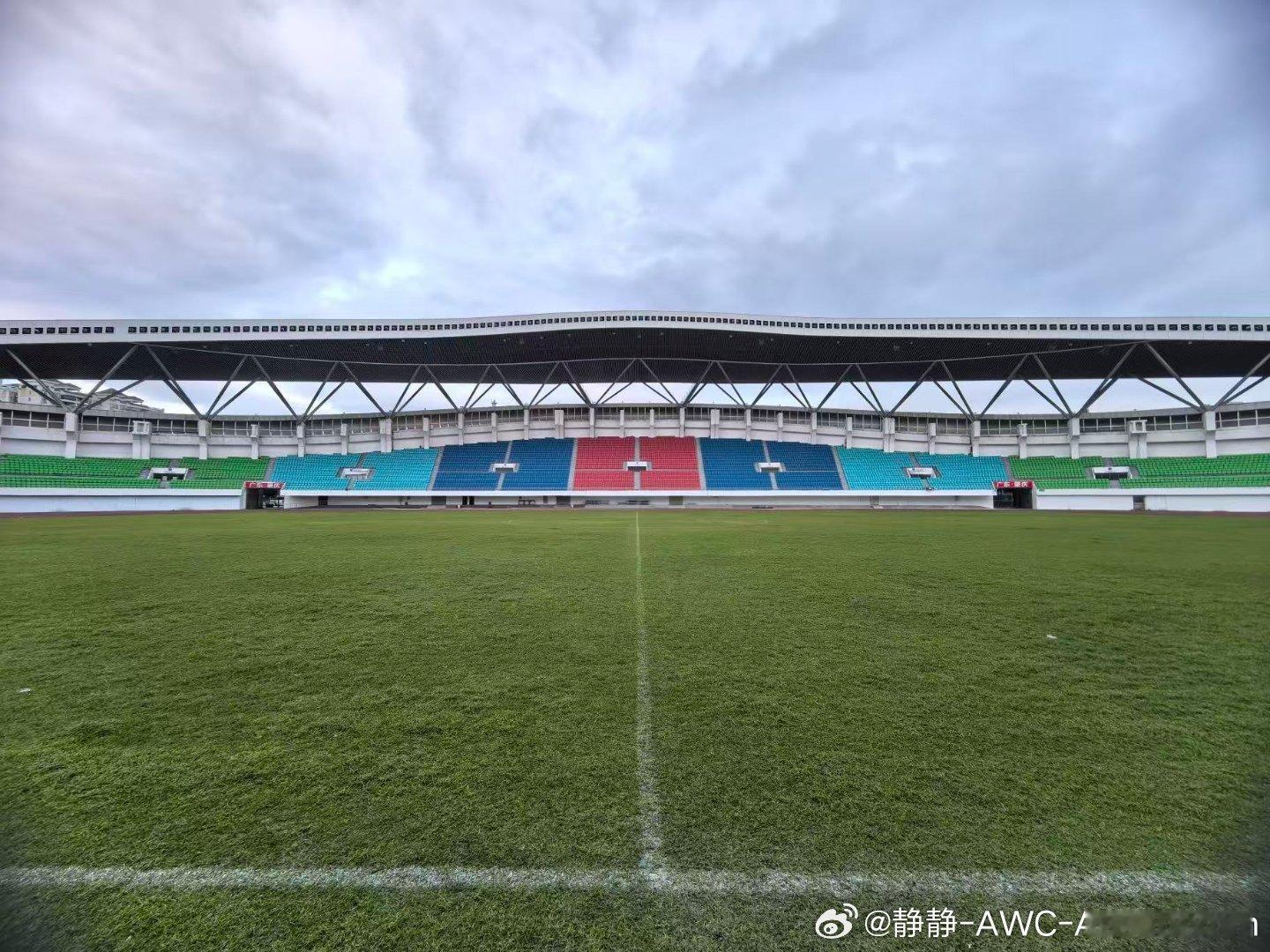 群里有人说今天下雪 很冷球迷回他 身冷都不及心凉…… 