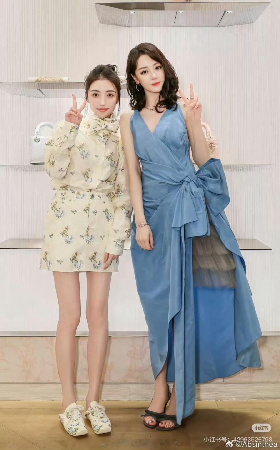 迪丽热巴和素人合影热巴姐姐好美呀！多多来支持迪丽热巴饰演的《白日提灯》！素人也很
