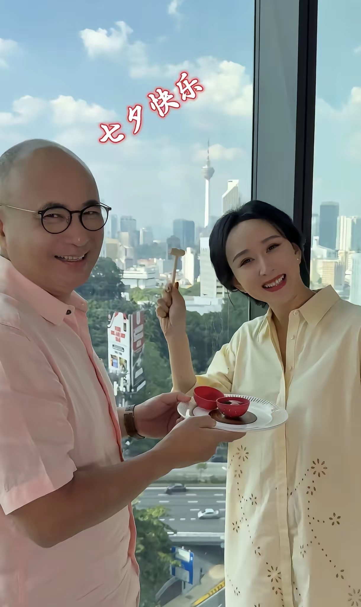 胡静和老公太甜蜜了吧，俩人在阳台开巧克力盲盒，你喂我我喂你，很腻人啊！镜头里的胡
