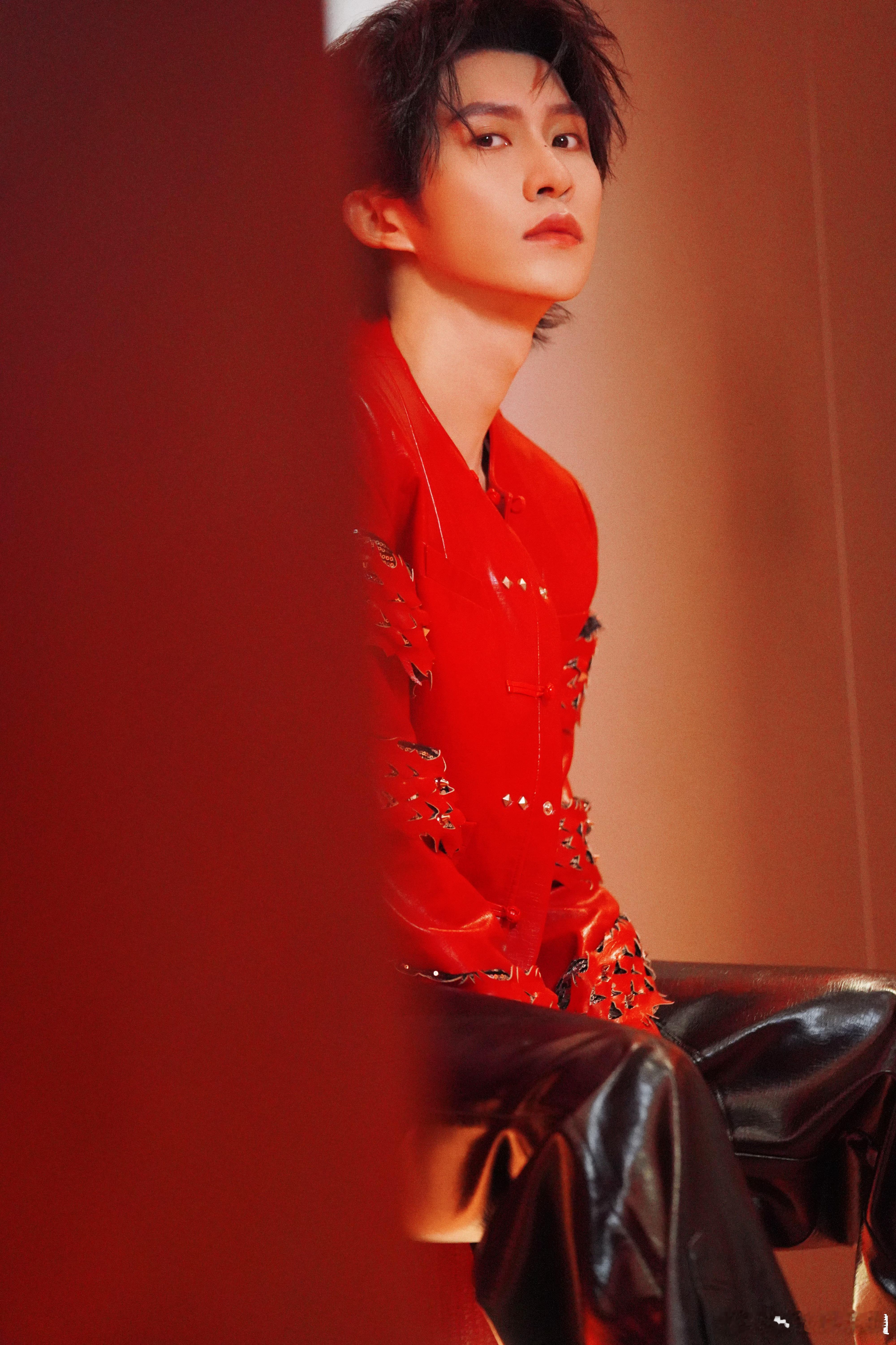 张集骏撞衫丁禹兮张杰红色皮衣简直是帅哥标配！张集骏跨年晚会穿它又酷又亮眼，和丁禹