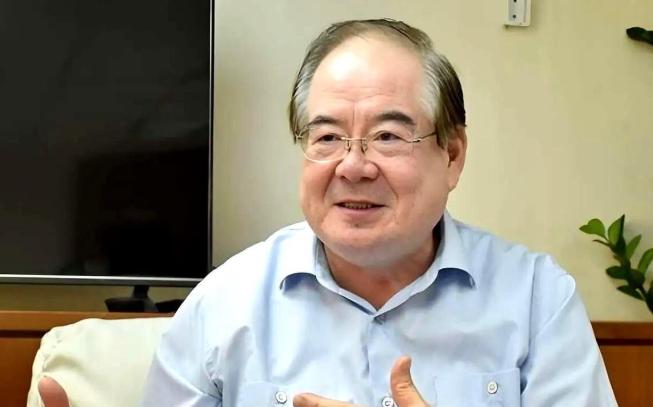 国民党副主席李乾龙，77岁了，前两天干了一件事：他死活不要人扶，自己一步一步，爬