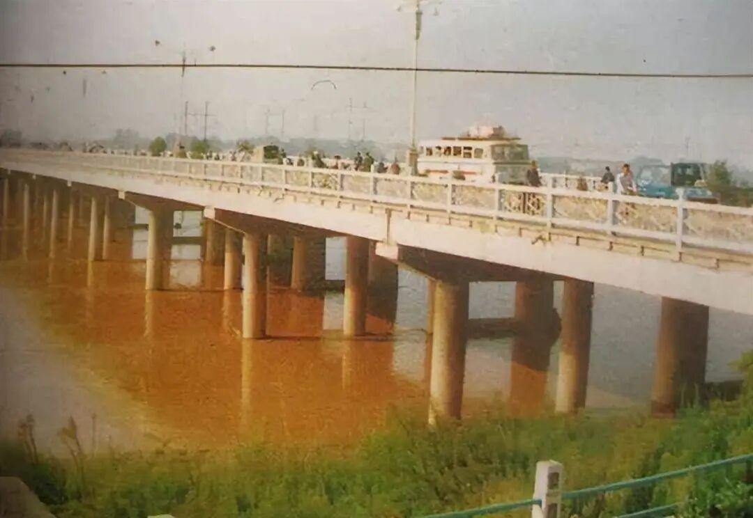 渭河桥越渭水，四十载看咸阳：
从狭窄拥挤到城市脊梁！
第一次走过这座桥是1987