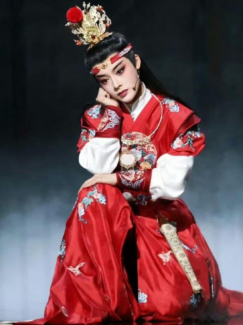 陈丽君红衣亮相春节戏曲晚会  央视春节戏曲晚会陈丽君亮相春节戏曲晚会，红衣造型飒