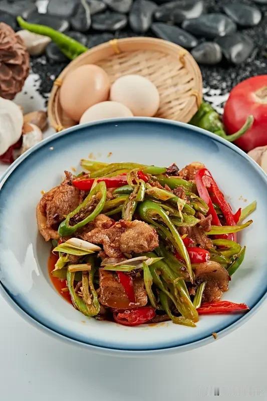 中午懒得点外卖，去市场买了新鲜的青菜和瘦肉，简单炒了个小炒肉，清炒时蔬，再焖一碗