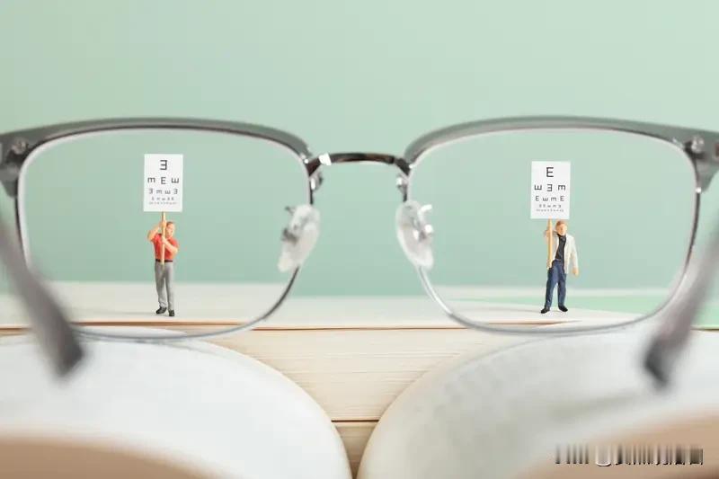 “每一个近视眼都该控糖了”这个话题真不是危言耸听。成都一个20多岁女生近视度数飙