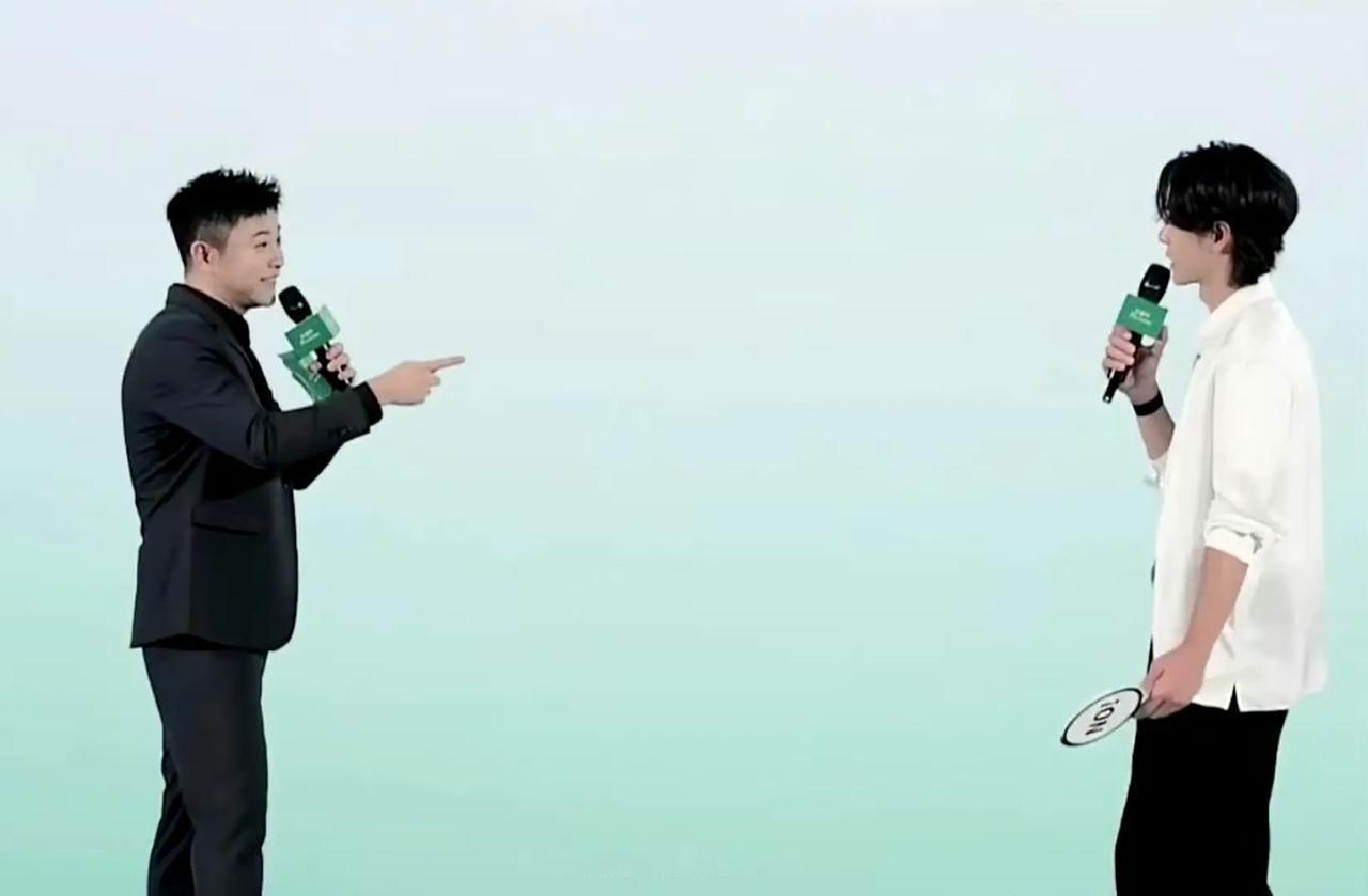 直播里的名场面又来了！主持人连环追问，王一博两度回以“这我哪知道啊”“我又不知道