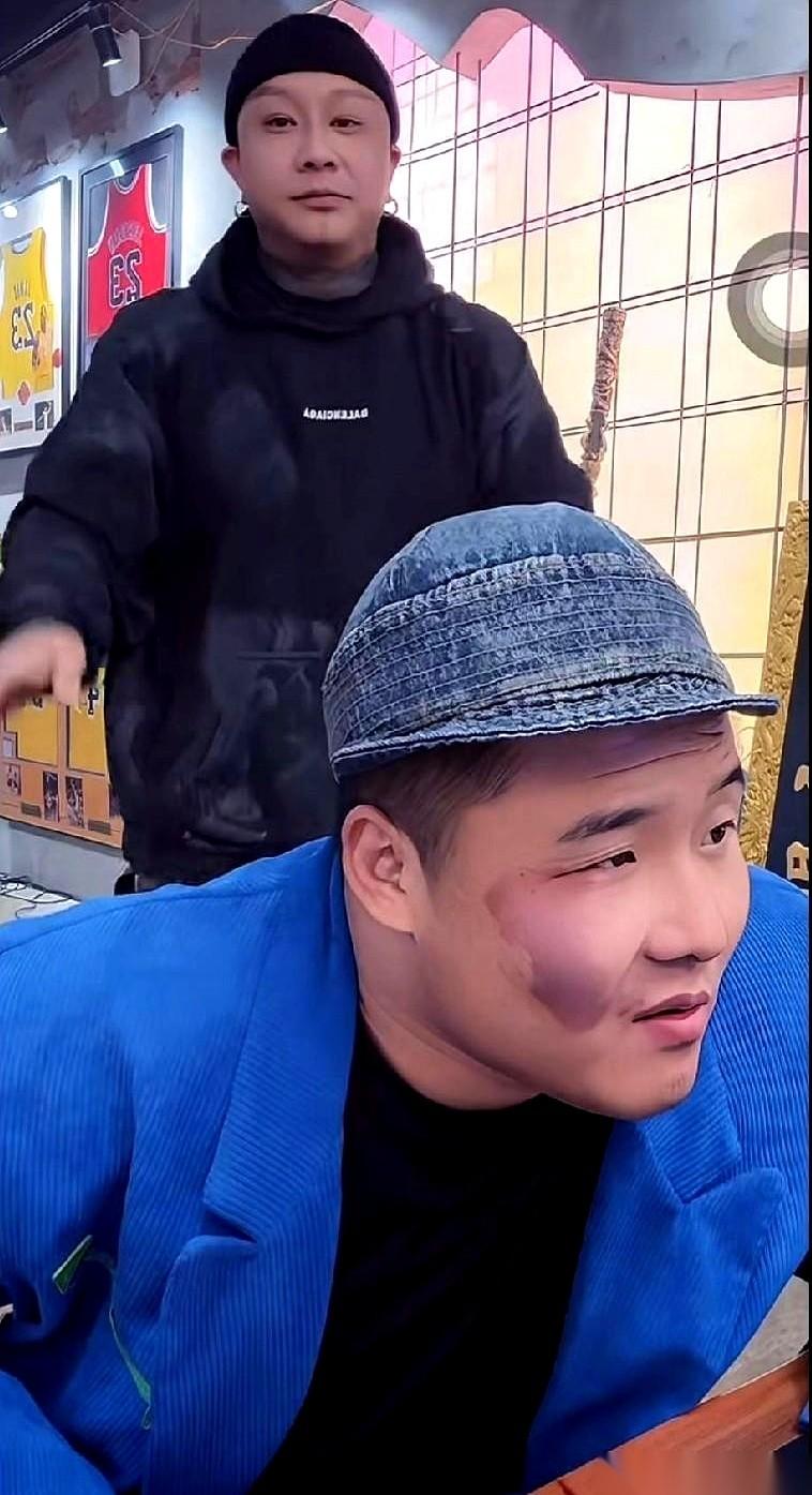 网红方丈接了个大活，要去新疆搞文旅宣传。
人还没出发，一场内部碰头会，气氛先变得