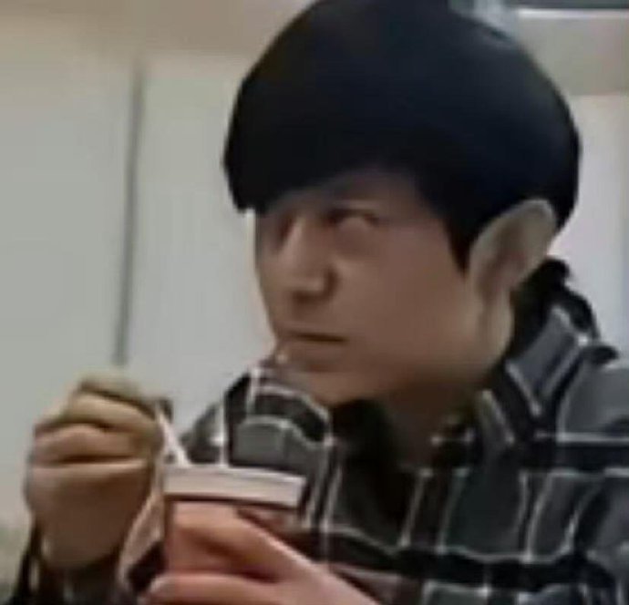 谁不为何老师的可爱破防！求帅照的样子太真实，上期 “大战魔童” 的梗虽好，但今晚