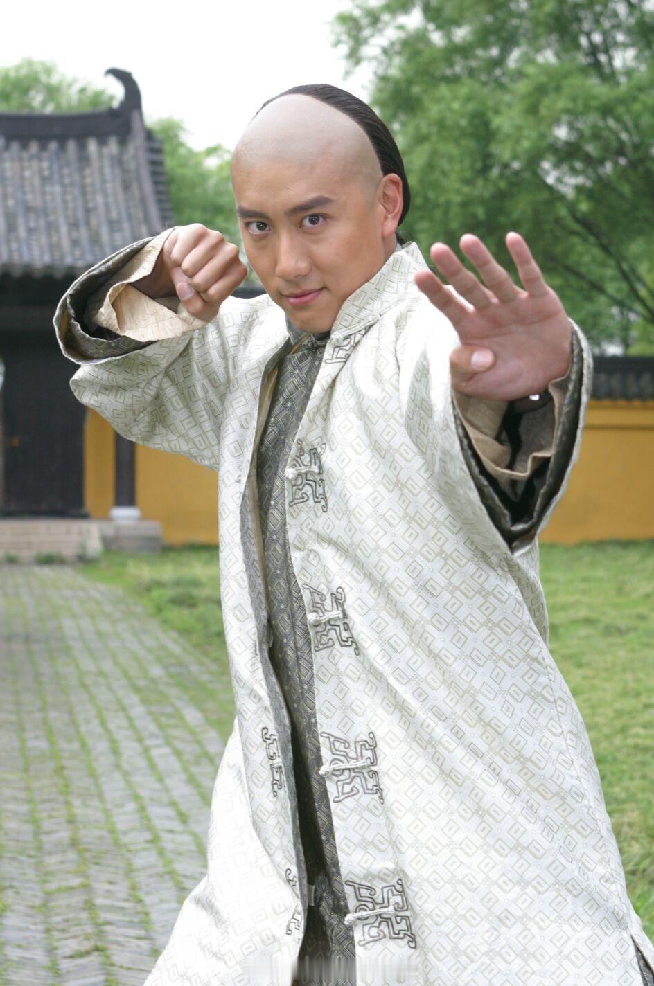 陈慧琳的弟弟陈司翰在2001年进军乐坛，借着姐姐的名气，他出道之初就备受关注，但