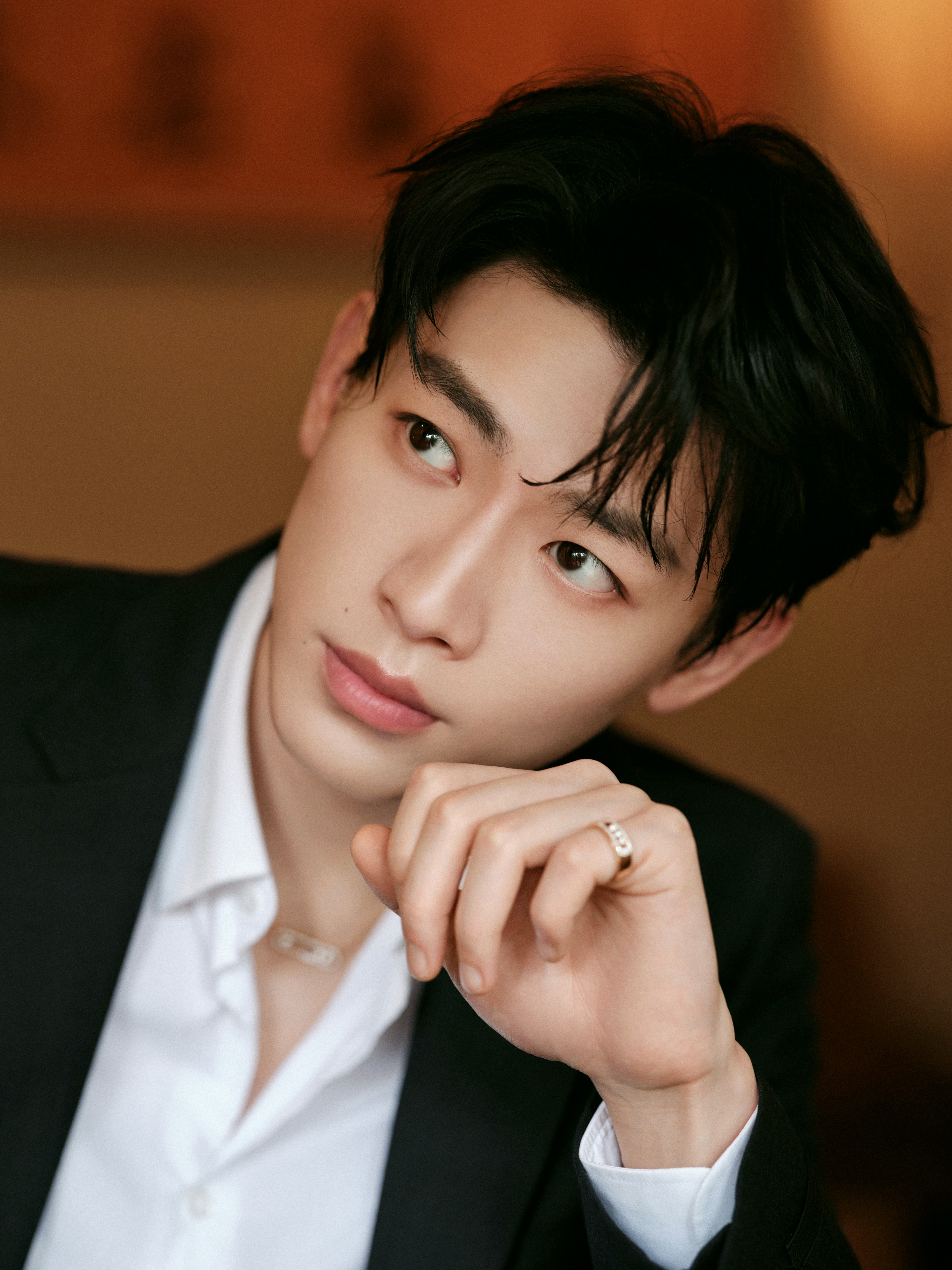 辛云来瘦了好多辛云来五官周正的帅 辛云来怎么越来越帅了，黑西装是男人最好的医美?