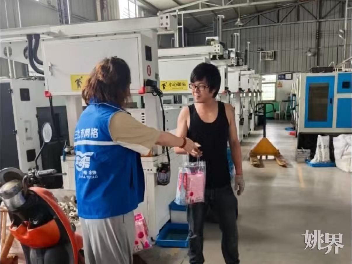 宁波网格员暖心送清凉关爱务工人员办实事 宁波余姚网格员陈奇颖发现连日高温，务工人
