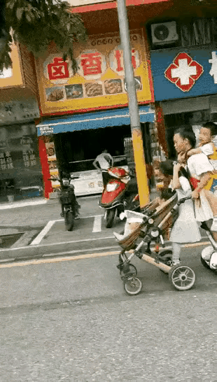 当电动车的轮子不再转动，这位妈妈的步伐却更加坚定。面对突如其来的困境，她毫不犹豫