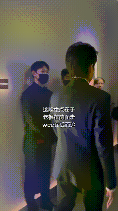 老板强大，
员工真的可以做自己。
王楚钦带着王晨策参加麒麟的活动，
别人多少黑色