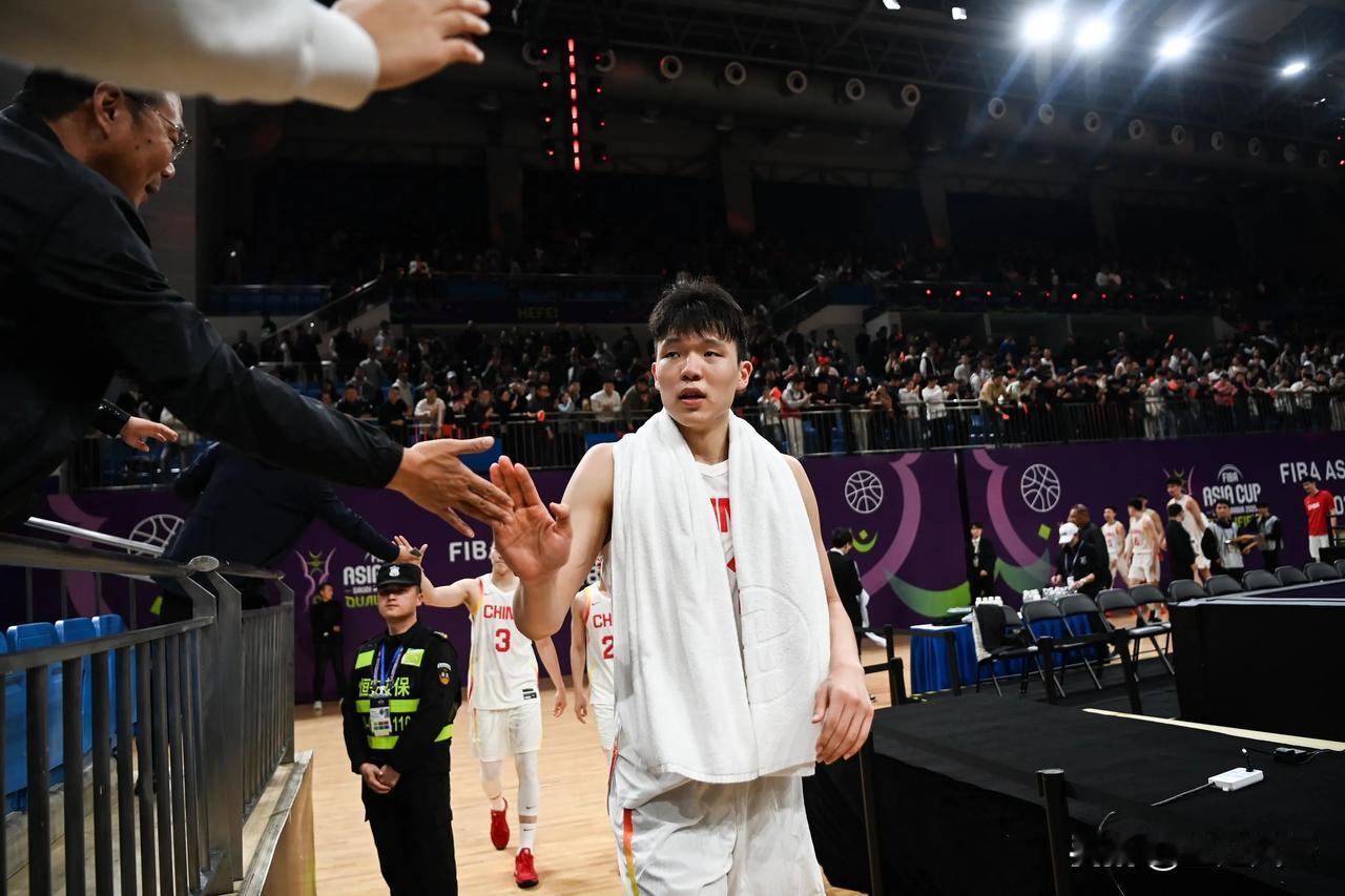 北京时间7月24日晚，中国篮协正式同意杨瀚森不参加本届亚洲杯！他将参加开拓者的训