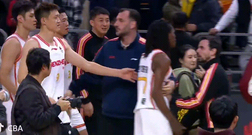 没想到广东外援麦考尔是这样易燃易爆炸的性格，在没有上场打比赛的情况下竟然和深圳队