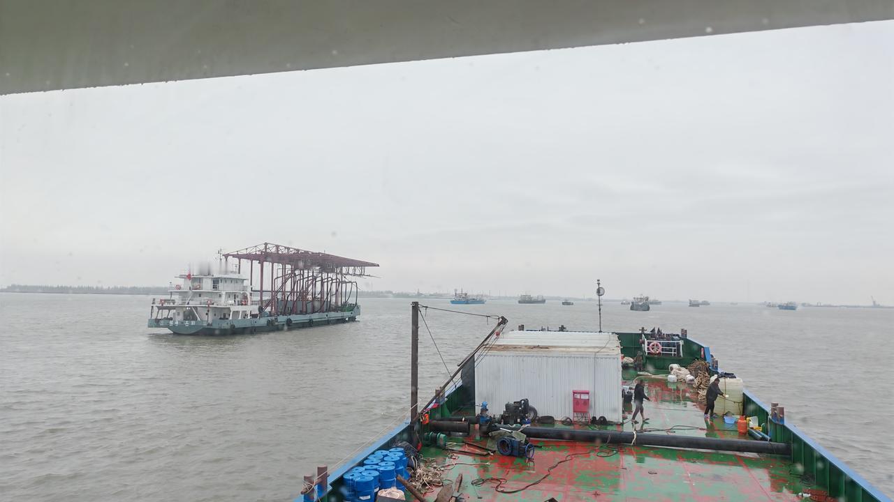 今天分享随手拍照片，我拍到了进抛锚避风的场景。想起之前台风“丹娜丝”来袭，福建海