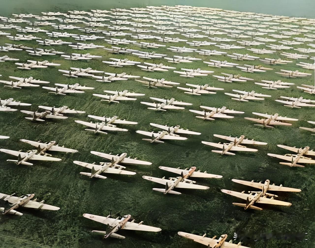 1946年,美国，二战结束后，数以千计的B-17空中堡垒等待报废。
