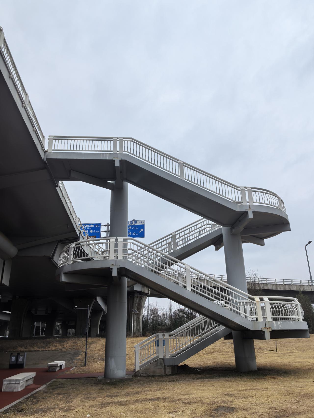 今天在太原市滨河西路南部的立交桥上，发现了一个造型独特的匝道。
友友们有没有似曾