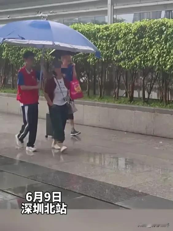 深圳北站这位“大姐大”火了！端午假期第二天，暖心服务团队护送的一位女子，双手插裤
