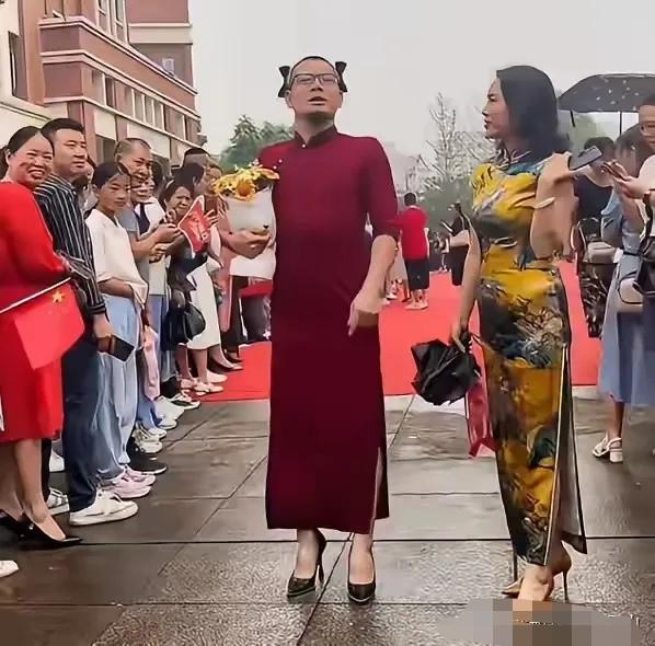 搞笑的高考外场，穿个旗袍祈祷旗开得胜，手拿向日葵🌻希望一举夺魁。这一届的男家长