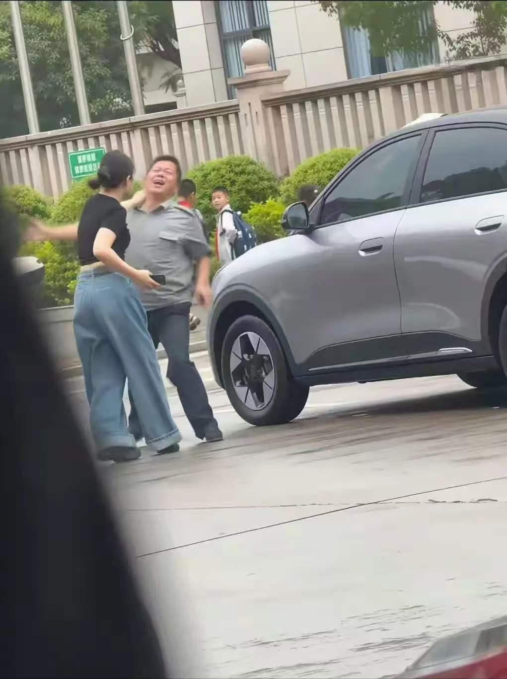 这个保安绝对是个恃强凌弱的玩意儿，同样的事如果是个男的，这个保安绝对不敢这么打！