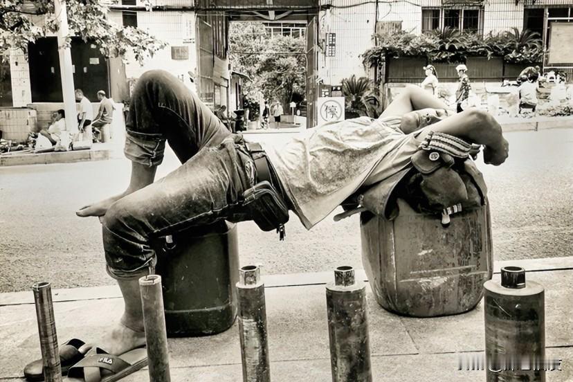 懒汉，在潜意识里，指的好吃懒做的人。

时代的推进下，成了穷人的标签。

穷人没