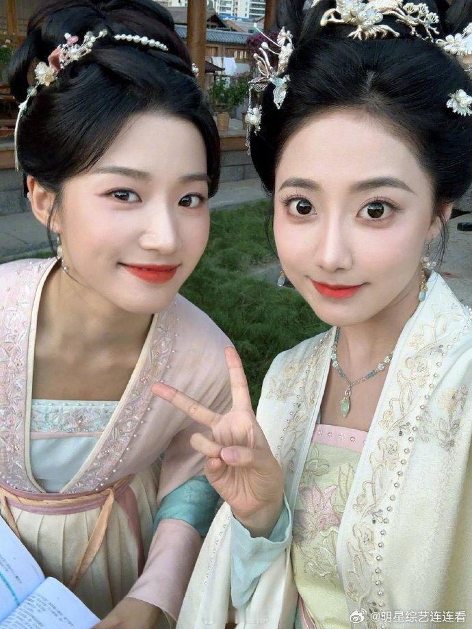 #李艺彤晒与卢昱晓合照# 晒出与合照，两位美女同框简直不要太养眼！ ​​​