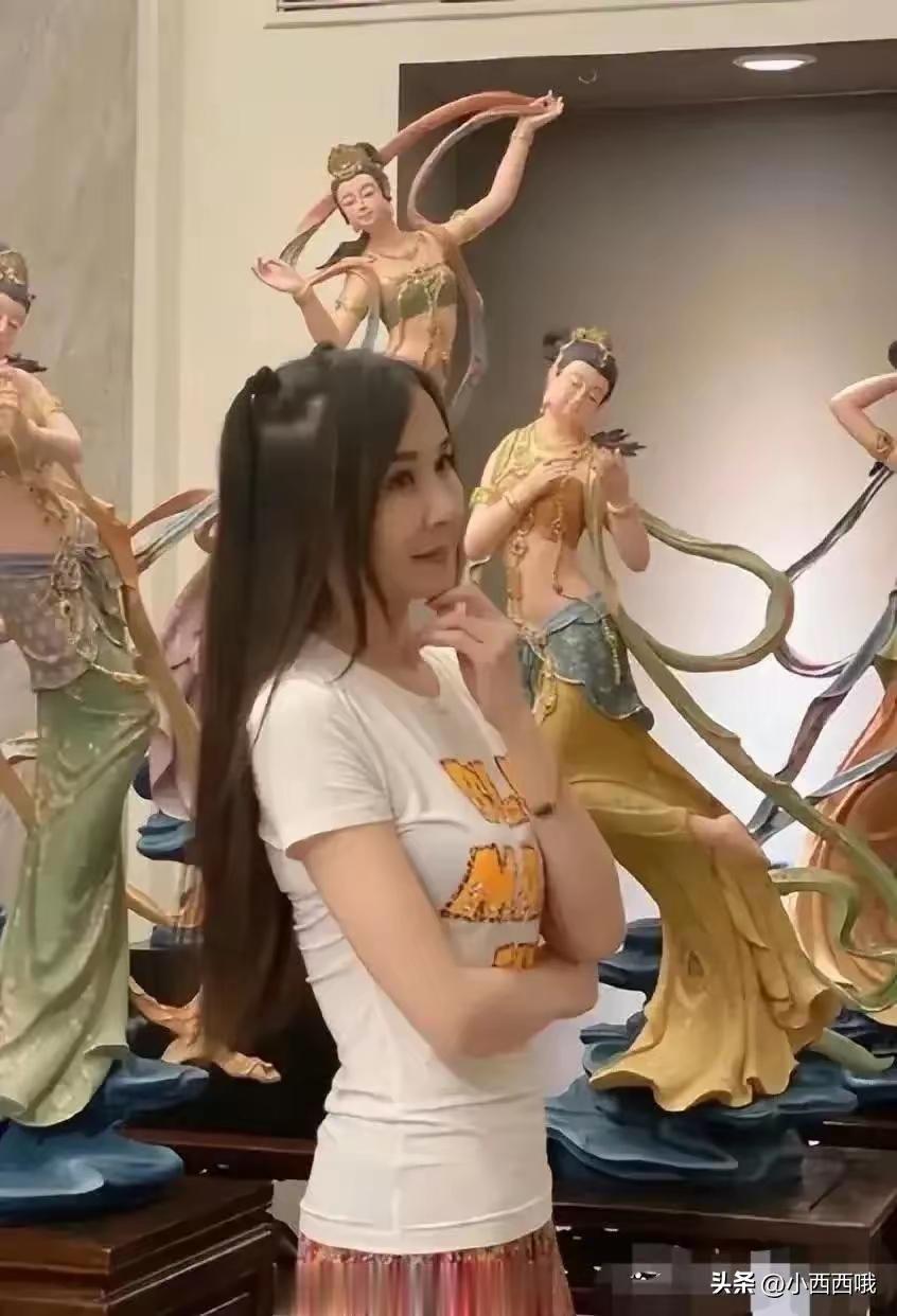 台湾美女萧蔷
实话说
真让人眼前一亮
毕竟她已六十多岁
却完全没有岁月的痕迹
最