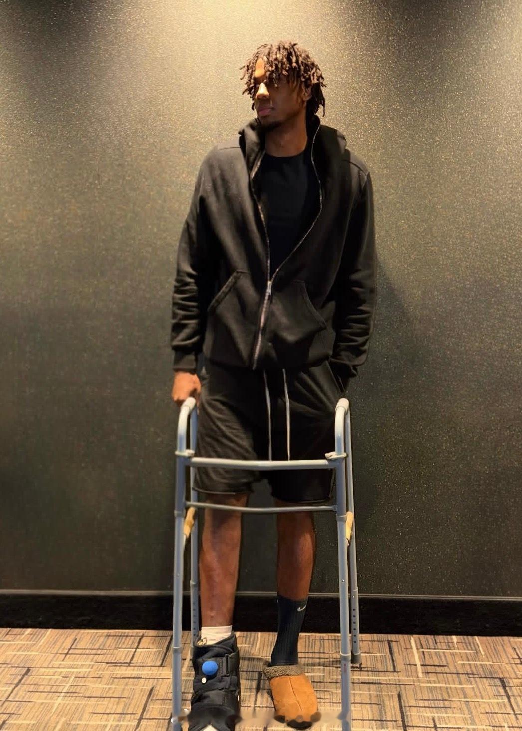 怀特塞德更新社媒宣布自己进行脚部手术：我在CBA整个下半赛季都是带伤在比赛，现在