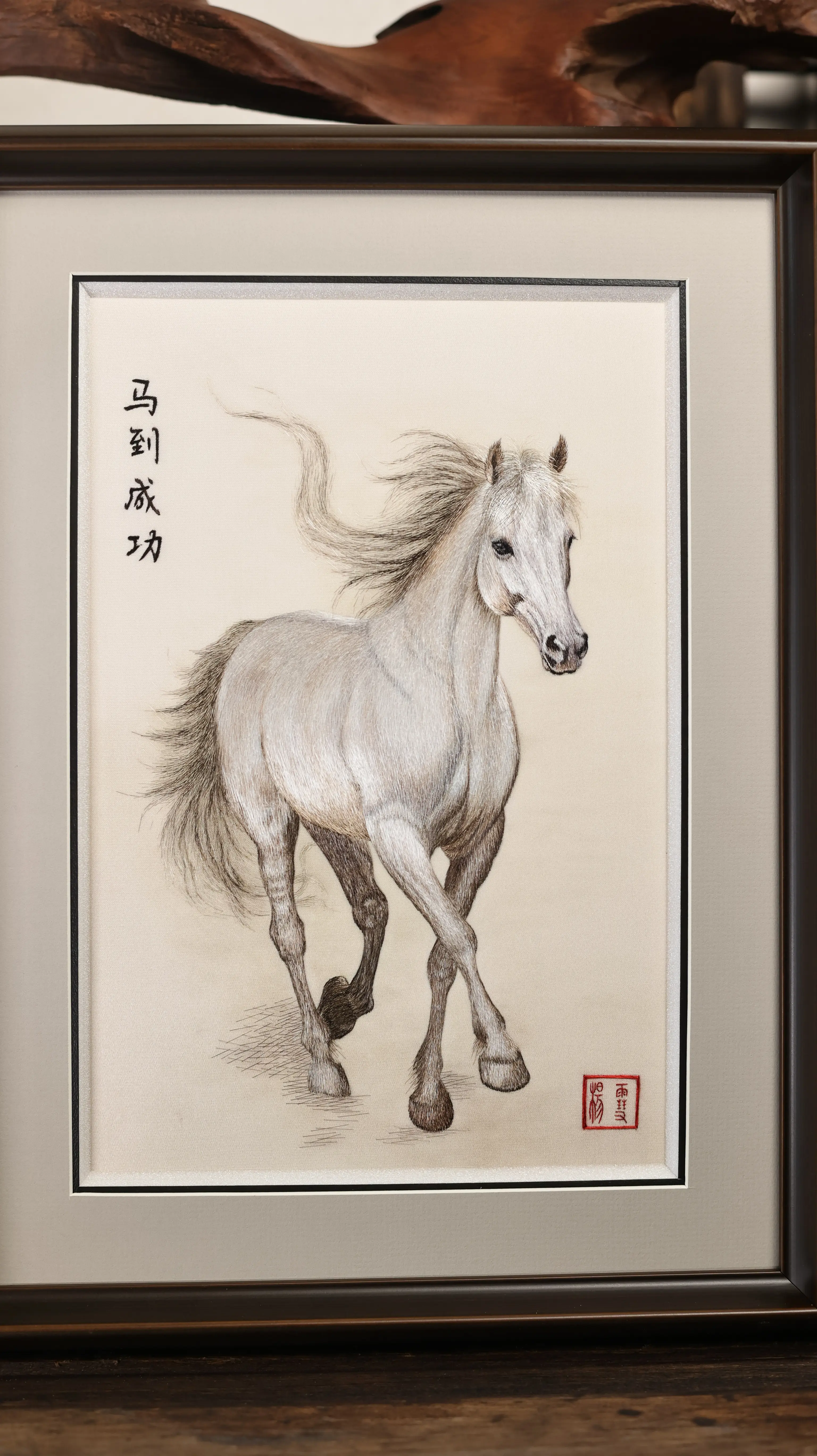 苏绣白马——《马到成功》。飞针走线，丝光流转，这幅苏绣白马真的太精细了...
